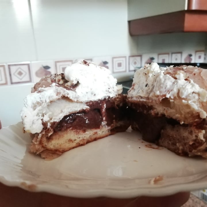 photo of Delish Vegan Doughnuts ferrero rocher shared by @giadi91 on  09 Jul 2022 - review