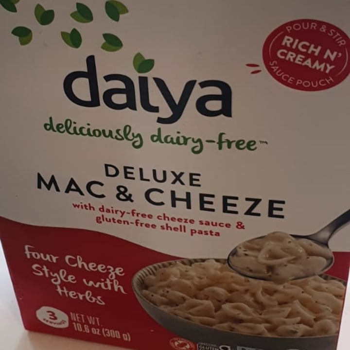 photo of Daiya Cheddar Flavour Deluxe sauce shared by @daniela08 on  25 Jun 2022 - review