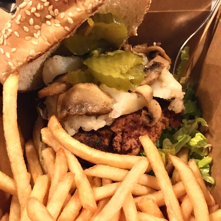 photo of VeganAF Mash & Mushrooms Burger shared by @pauldub on  01 Jan 2022 - review