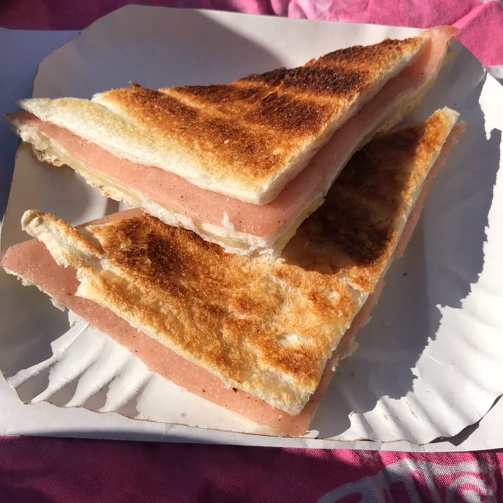 photo of Almacén De La Plaza Vegan Sándwich De Miga "Jamón Y Queso" shared by @malonso23 on  17 Oct 2021 - review