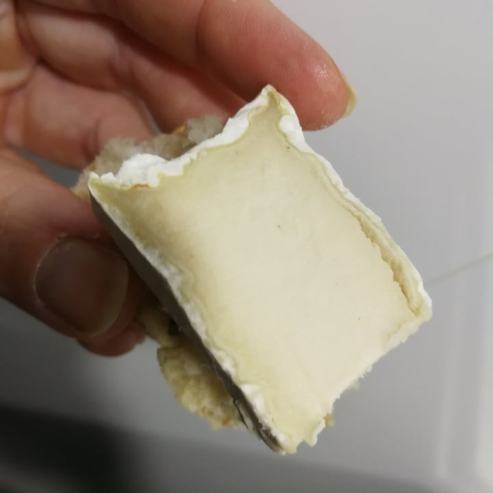 review photo of Mommus Foods Esto no es un Queso Camembert shared by @lorelorelein on 15 Dec 2021 - review