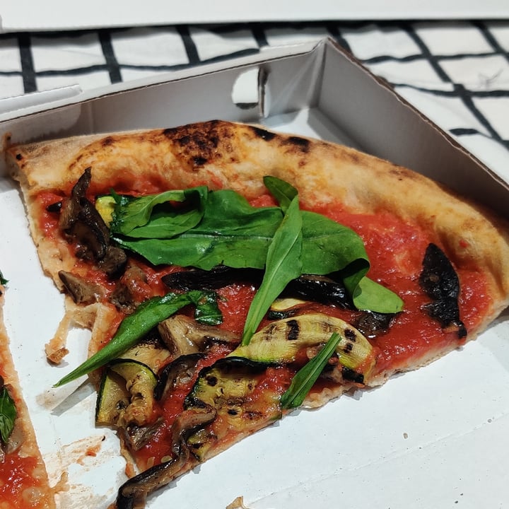 photo of ELLE PIZZERIA BIRRERIA Pizza Personalizzata shared by @fiorubino on  17 Apr 2022 - review