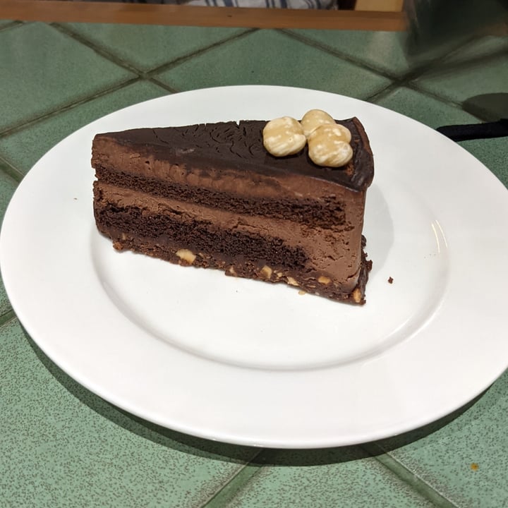 photo of Privé Tiong Bahru Hazelnut Praline Cake shared by @shreyups on  22 Mar 2021 - review