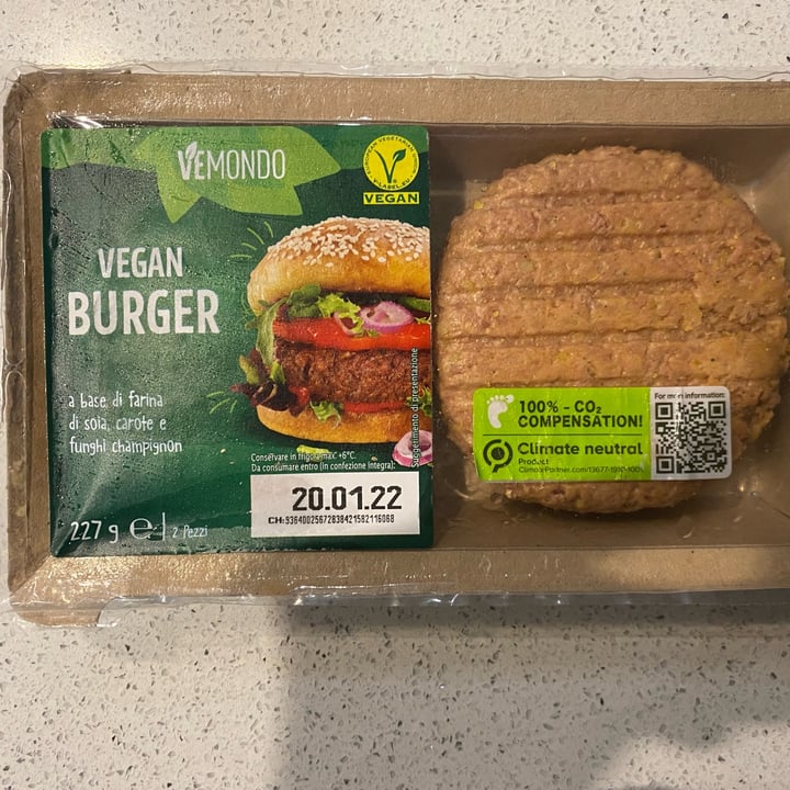 photo of Vemondo Vegan Burger a base di farina di soia, carote e funghi champignon shared by @fra94 on  19 Jan 2022 - review