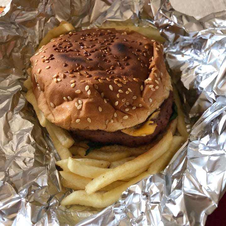 photo of Veggie Happy Hamburguesa Beyond shared by @palomaiturrizar on  17 Jan 2022 - review
