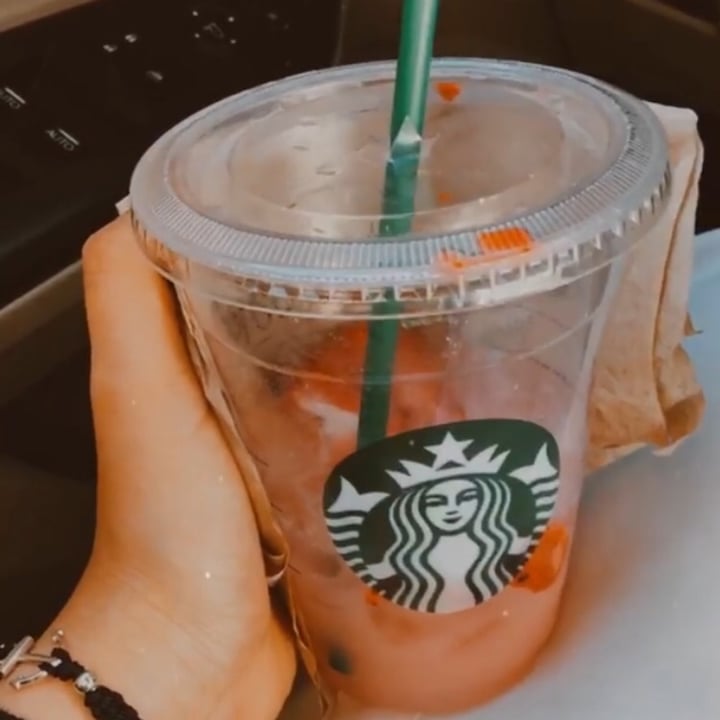 photo of Starbucks Strawberry açai refresher shared by @valeriarse on  12 Jun 2020 - review