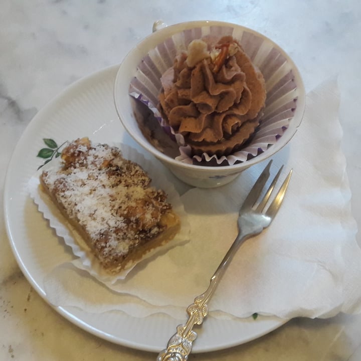 review photo of simply raw bakery Banana Cupcake shared by @akikuy on 14 Sep 2021 - review
