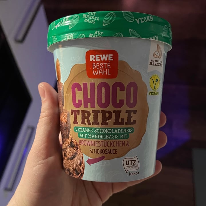 photo of REWE Beste Wahl Choco Triple Ice cream shared by @anneeinhorn on  01 Feb 2021 - review