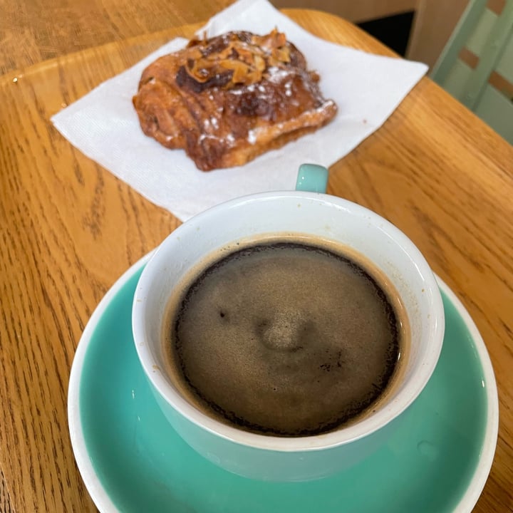 photo of Land&Monkeys Croissant aux amandes shared by @coraleeats on  20 Oct 2022 - review