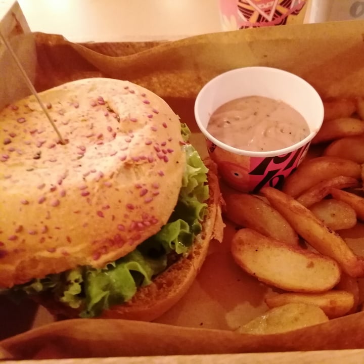 photo of Flower Burger hercules Burger Con Patatas buenas shared by @bloodtear on  13 Oct 2022 - review