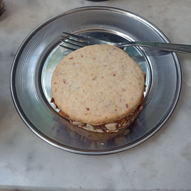 Photo of the dish “Alfajor De Dulce De Leche Con Almendras”