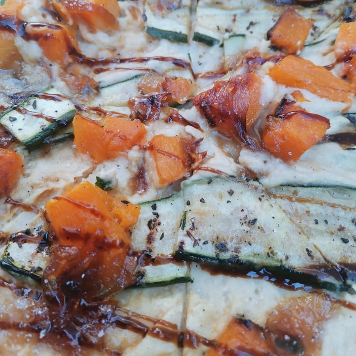 photo of Ferdinando's Pizza Al Baba Sababa Vegan Pizza with Hummus Base shared by @lunascorner on  16 Feb 2022 - review