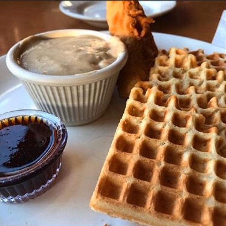 photo of Cornbread Cafe Chik’n and Waffles shared by @tofutrey on  20 Dec 2019 - review
