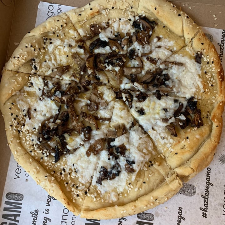 photo of Vegamo MX Pizza pesto shared by @ericka1 on  25 Apr 2020 - review