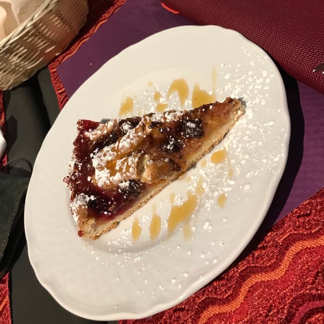 Photo of the dish “Crostata con pesche, prugne e cioccolato”