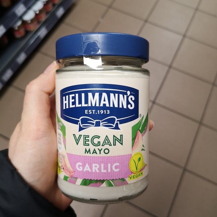 photo of Hellmann’s garlic vegsn mayonnaise shared by @szecsfruzs on  15 Oct 2022 - review