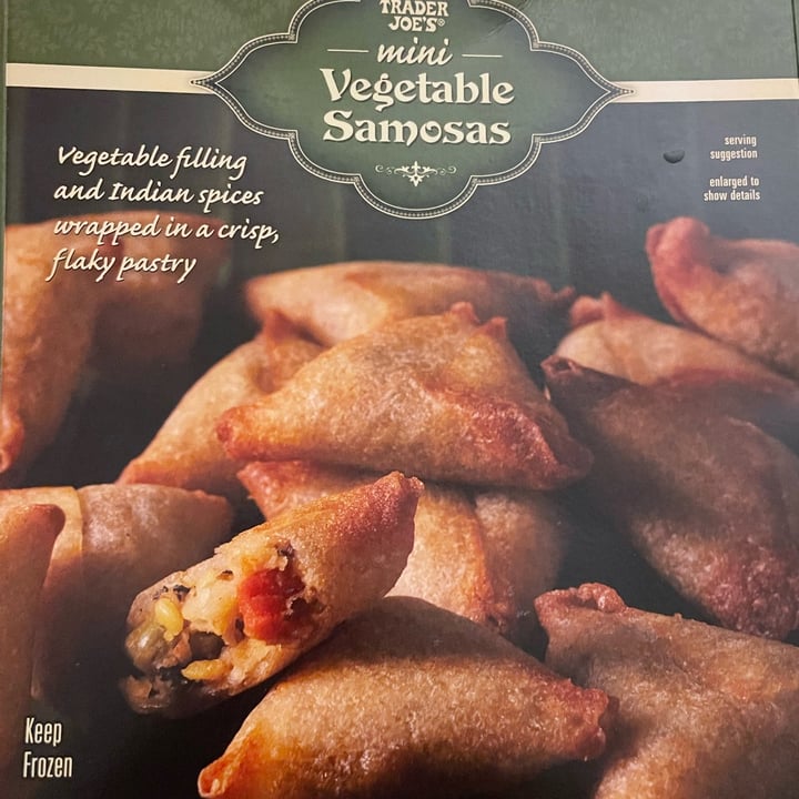 photo of Trader Joe's Mini vegetable samosas shared by @angelagaitan on  16 Jan 2022 - review