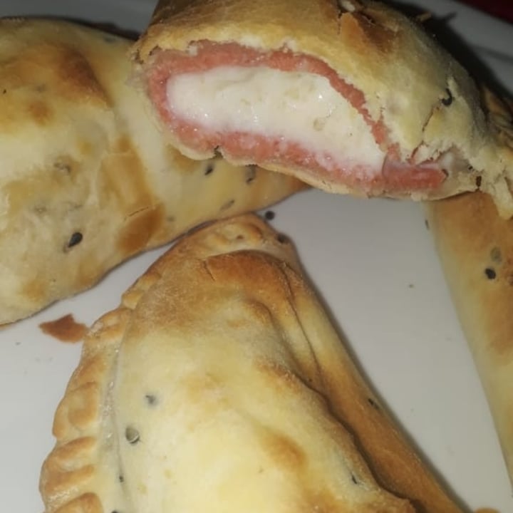 photo of Empanadas de 10 Empanada Vegana De Jamón Y Queso shared by @sheevavegan on  02 Sep 2020 - review