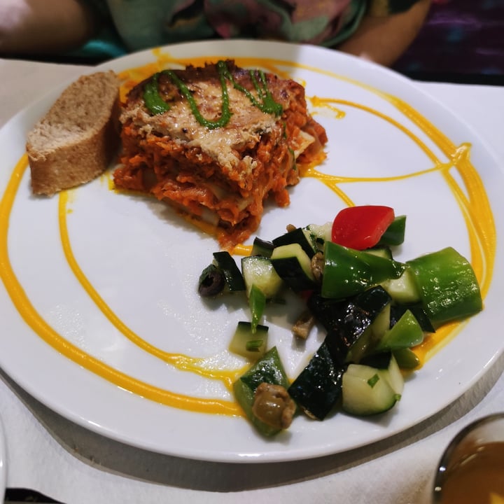 photo of Veggie Garden Lasaña vegetal con queso vegano y ensalada italiana shared by @alanse on  07 Sep 2020 - review