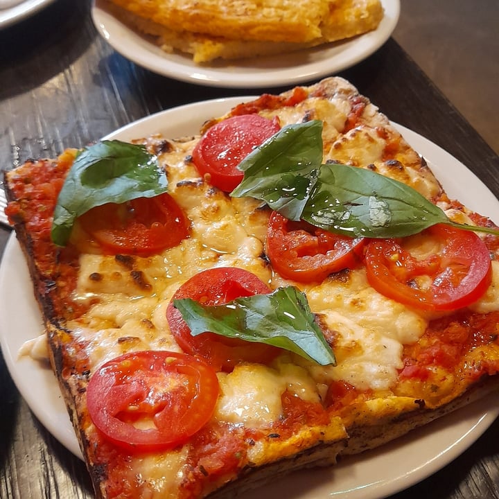photo of Pizzería Güerrin Pizza Margarita vegana shared by @lucianacircular on  05 Dec 2022 - review