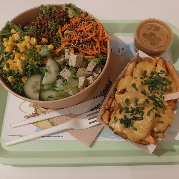 review photo of Velicious Burger Salat der Saison shared by @wissal7 on 11 Jun 2022 - review