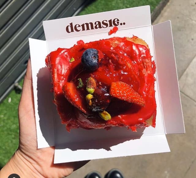 菜肴“Cinnamon roll red Velvet”的照片