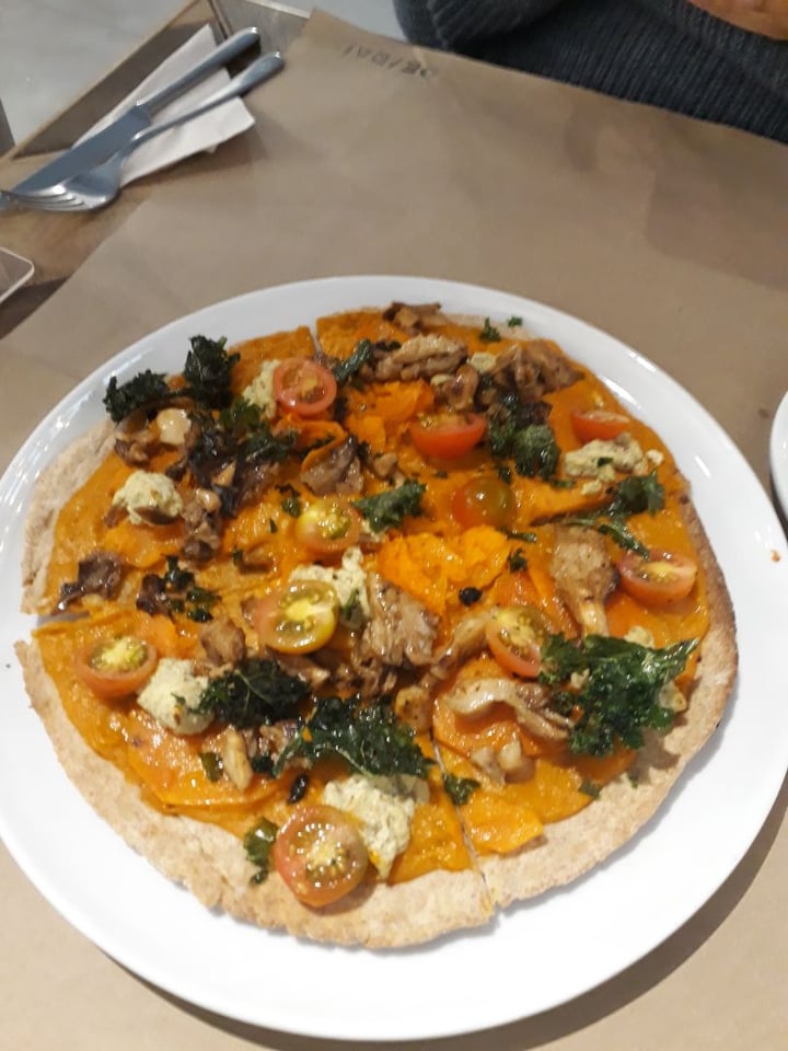 photo of De Raíz Cocina Café Pizza de zapallo Ahumado shared by @lauramartinezrom on  28 Oct 2019 - review