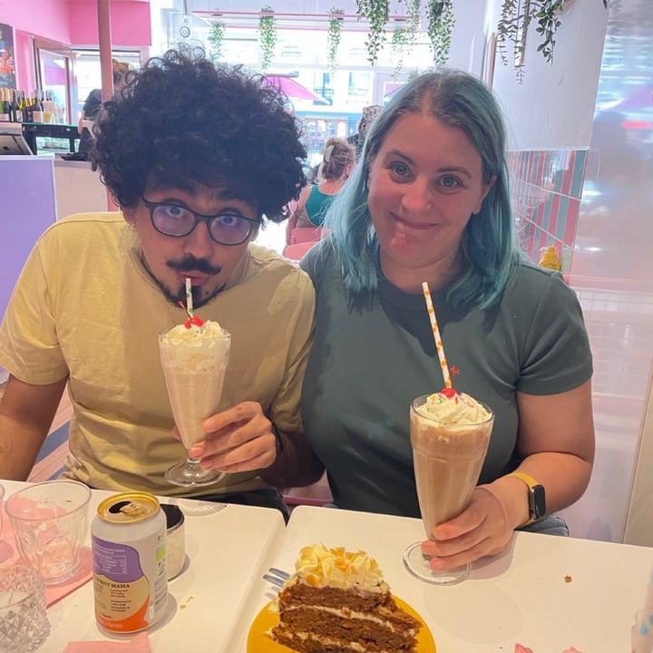 photo of Deer Mama Vegan Mylk & Burger Bar chocolate, peanut butter and salter caramel mylkshake shared by @rachepi on  21 Jul 2022 - review