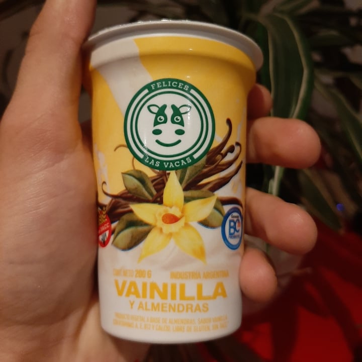 photo of Felices Las Vacas Yogurt de Vainilla y Almendras shared by @bautistatomxs on  22 Dec 2021 - review