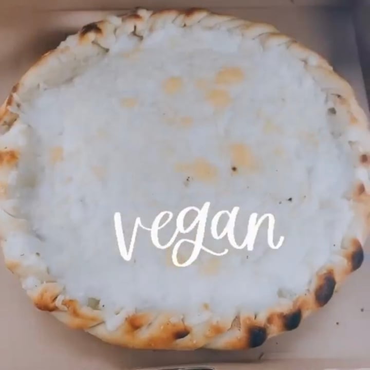 review photo of Veggino's Pizza Pizza deep Dish gourmet shared by @anagabyveg on 13 Oct 2020 - review