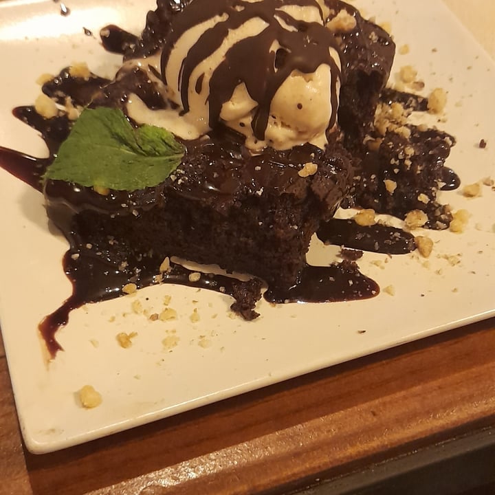 photo of Mad Mad Vegan Brownie con helado shared by @ivanvegan on  10 Apr 2022 - review