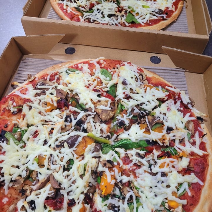 photo of Nyojo's Pizza Vegan Deluxe Pizza shared by @ellythegeek on  21 Sep 2021 - review