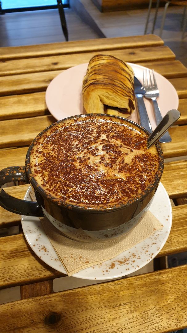 photo of Bohemian Lane Pastelería Vegana Avellana Choc Latte Con Caña De Chocolate shared by @xuwei84 on  07 Feb 2020 - review