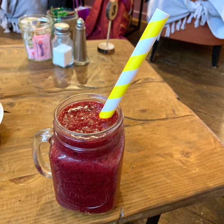 photo of Sandwitches Cafe Berry Smoothie shared by @vegpledge on  11 Nov 2021 - review