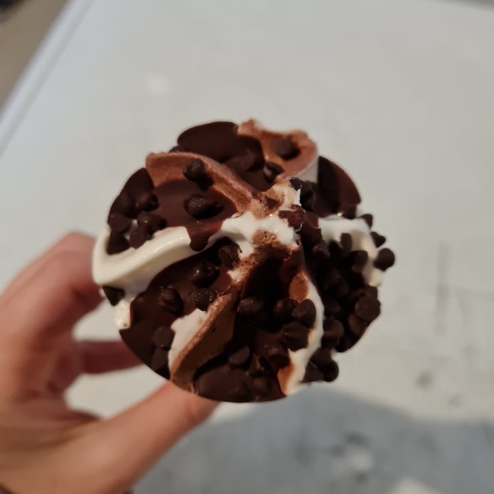 review photo of Nestlé Drumstick Vanilla Chocolate Swirl shared by @zensscared on 02 Dec 2022 - review