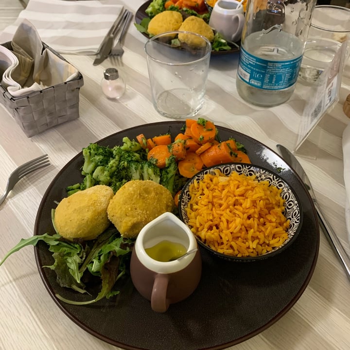 photo of Jolie Bistrot - vegetarian, gluten free, cucina naturale. Falafel, verdure, riso basmati shared by @pier64 on  18 May 2022 - review