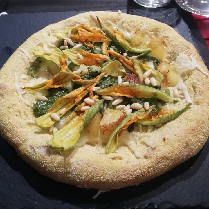 photo of Origami Pizza Con Pesto Ligure, Fiori Di Zucca, Patate shared by @ilsoledautunno on  08 Sep 2021 - review