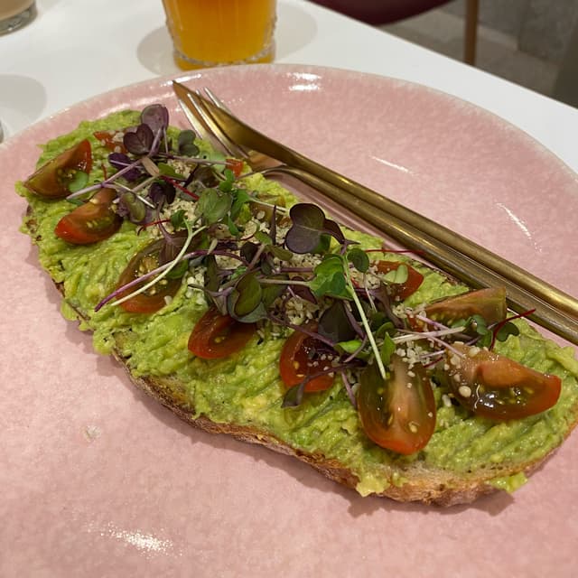Foto do prato “Torrada De Aguacate, Tomate E Sementes De Cañamo”
