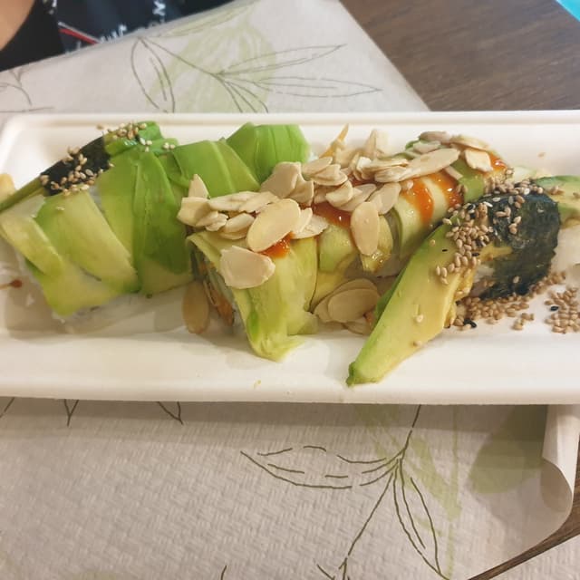 菜肴“uramaki con avocado e verdure”的照片