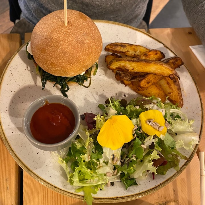 photo of Aromaticus Burger di ceci con crema di olive e pomodori secchi, cicoria e maio piccante shared by @susannaporto on  12 Apr 2022 - review