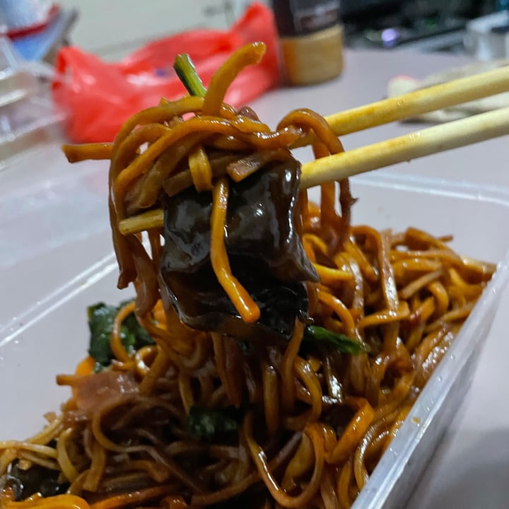 photo of R&J Cosy Corner (Zi Zai Vegetarian) Fried ee fu noodles shared by @ratatouvege on  17 Aug 2021 - review