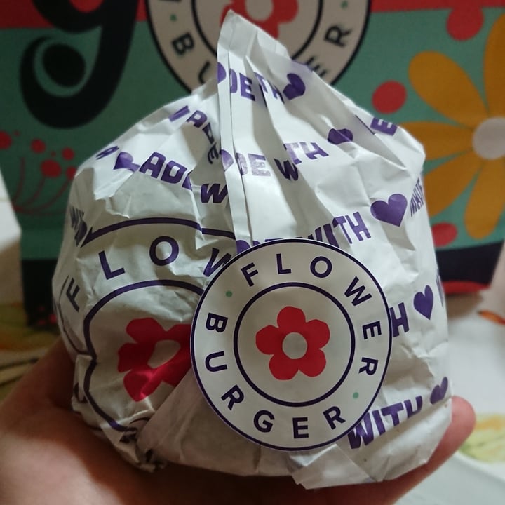 photo of Flower Burger Elf Burger shared by @antonellaf on  12 Dec 2021 - review