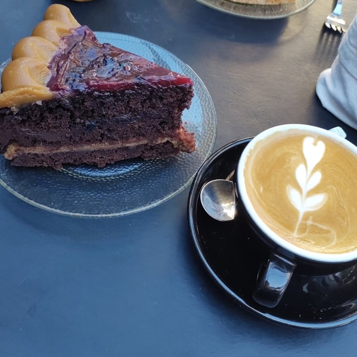 photo of Charola cocina & bazar 12 y 47 Torta de chocolate, mantequilla de maní y frutos rojos shared by @juliatavella on  05 Jul 2021 - review