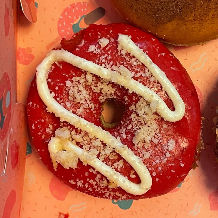 photo of Kjeks - Vegan Cakeshop Himbeer Cheesecake Doughnut shared by @julyn on  08 Aug 2021 - review