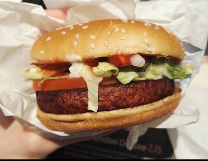 photo of Mcdonalds veg burger shared by @charlottehartley on  24 Dec 2019 - review