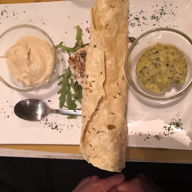 菜肴“Hummus accompagnato da chutney con stracchino veg e cialda indiana”的照片