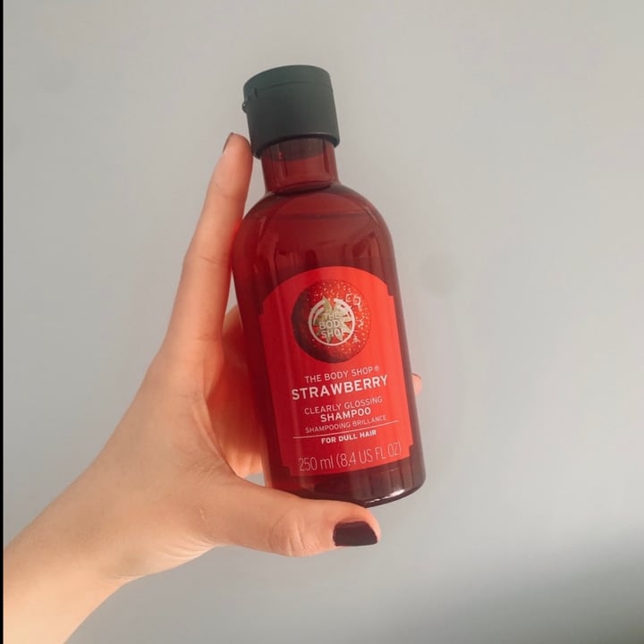 photo of The Body Shop Strawberry Clearly Glossing Shampoo shared by @firavounaki on  10 Jun 2021 - review