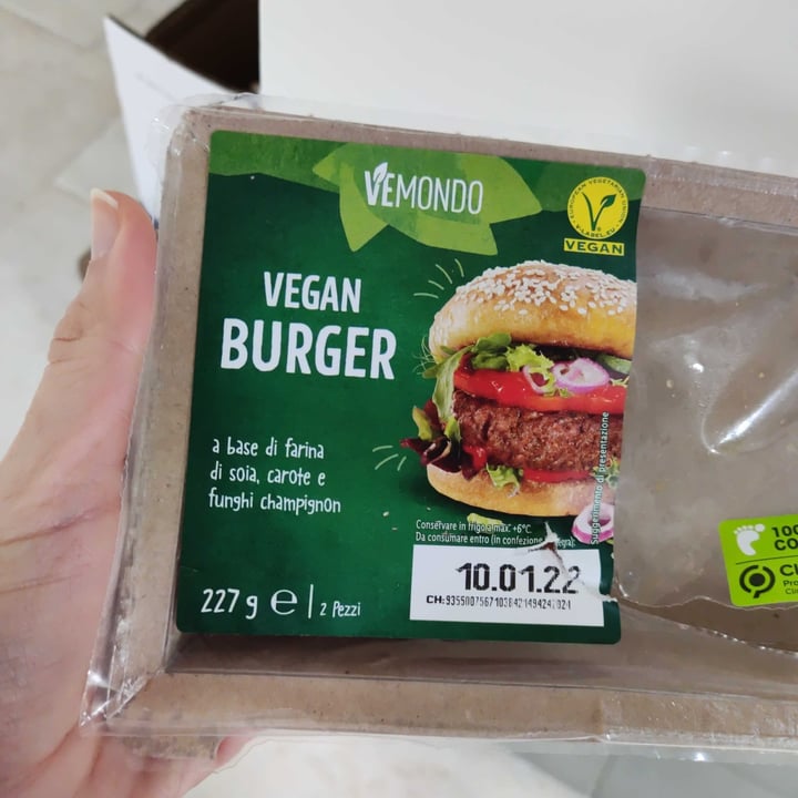 photo of Vemondo Vegan Burger a base di farina di soia, carote e funghi champignon shared by @stelladelmattino on  08 Jan 2022 - review