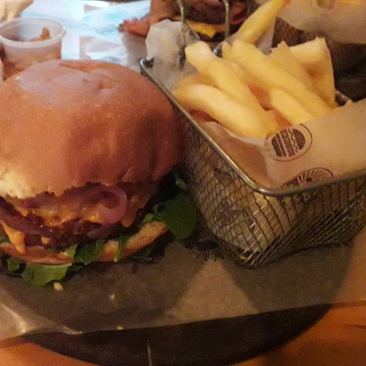 photo of Brewer Restaurant Y Bar Not Burger Doble + Papas Fritas shared by @alovespink on  28 Dec 2021 - review