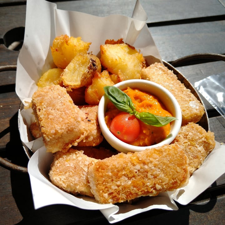 review photo of FRATELLI Resto Bar Nuggets De Tofu Con Papas Rotas Y Mayo De Zanahoria shared by @nelbap on 21 Sep 2021 - review